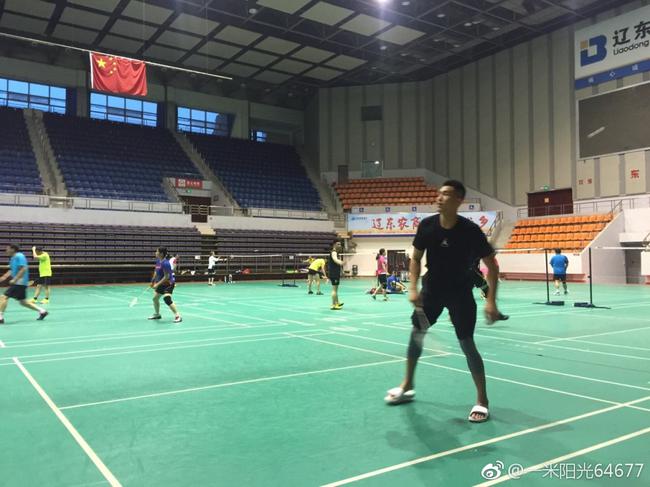 体育馆外还未天明