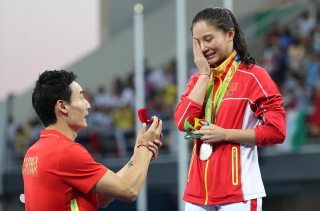 秦凯何姿做客金星秀撒狗粮 不识唇印被罚当众吻