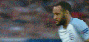 雷蒙德踢出的半高球被判断正确的波勒斯贝克轻松扑出