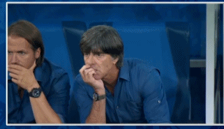 勒夫啃起了指甲