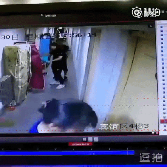疑似踹门监控