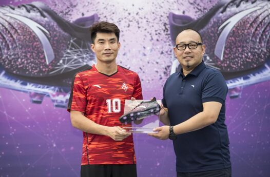 安踏携手郑智发布新战靴