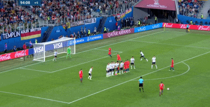 最后时刻挡住了桑切斯的任意球射门