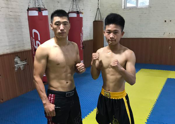 15岁的第伍政豪和教练腾力格合影