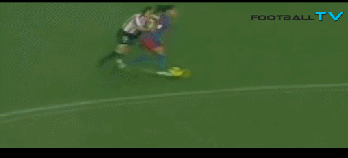 一个穿裆轻松化解贴身逼抢