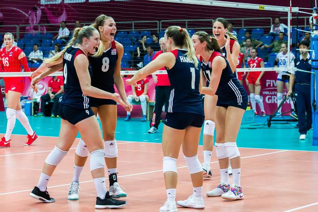 美国女排庆祝得分