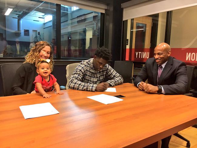 霍乐迪正式签约鹈鹕