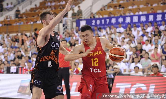 李根在比赛中进攻