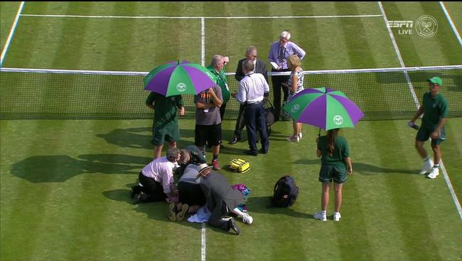 美国女将摔倒痛到喊救命 被担架抬下场(图)_wta赛事新闻_新浪竞技风暴