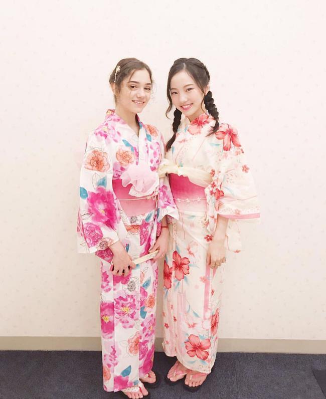 本田真凛(右)与梅德韦杰娃