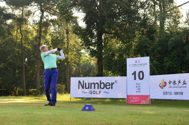 闷热天气下选手坚持作赛