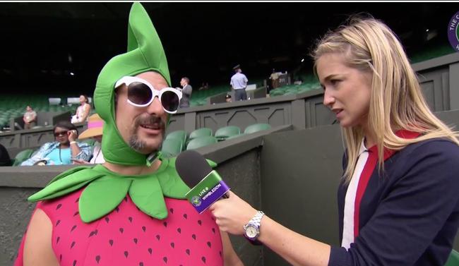 去年他的打扮很雷人