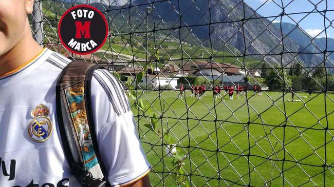 皇马球迷向姆巴佩要签名