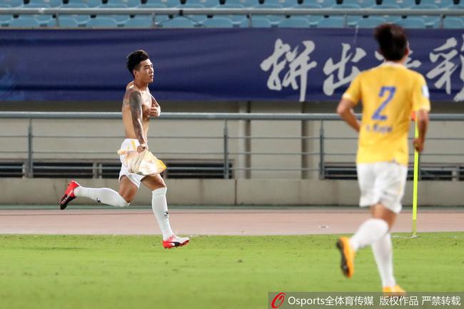 柏天赐脱衣狂奔