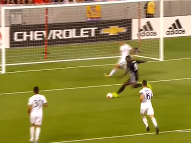 卢卡库打入曼联处子球