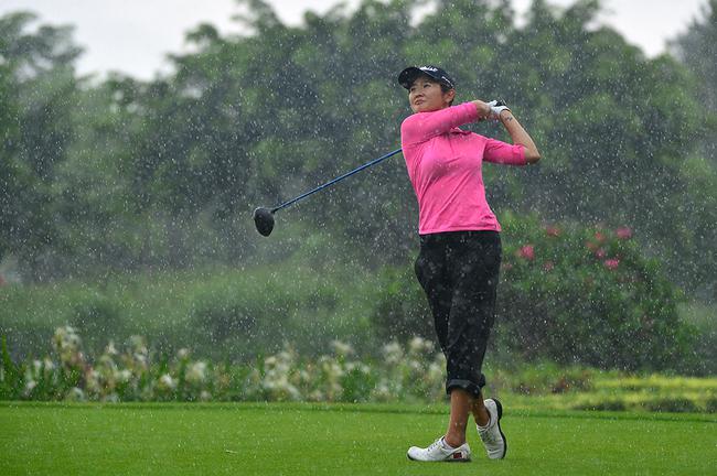 罗莹雨中挥杆（摄影：吉喆）