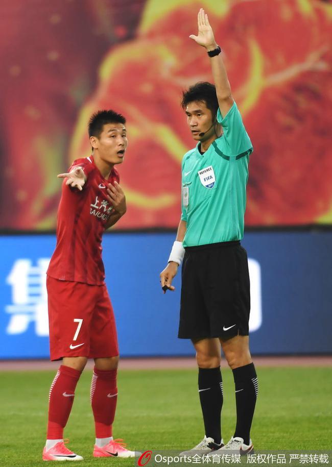 武磊跟裁判申诉