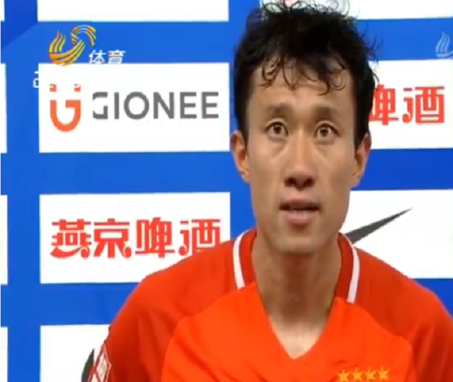 宋龙赛后在场边接受采访