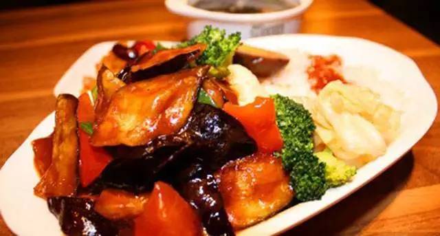 茄子含有皂草甙，热量含量低，纤维素含量很高。