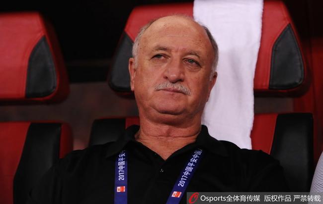 斯科拉里在场边