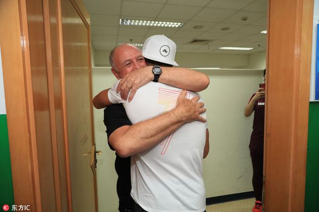 C罗与斯科拉里拥抱