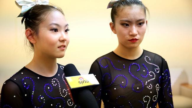 北京第101中学啦啦操队员张一帆(左)接受新浪体育采访