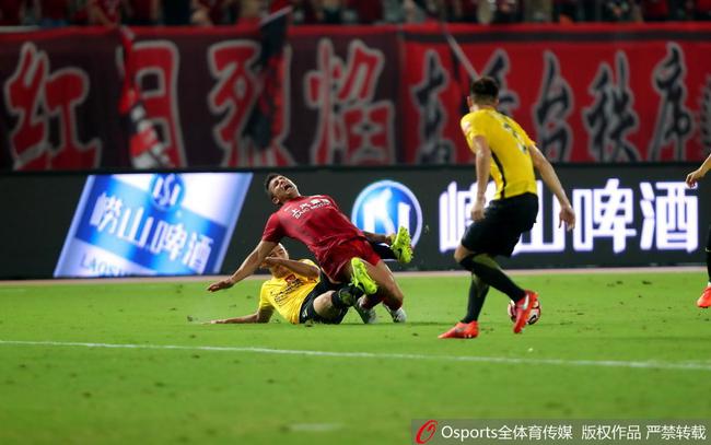 冯潇霆昨天铲倒埃神瞬间