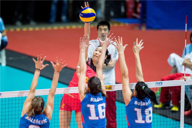 朱婷强攻突破三人拦网