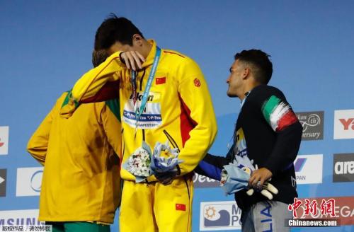 400米自由泳颁奖仪式上，孙杨再度落泪。