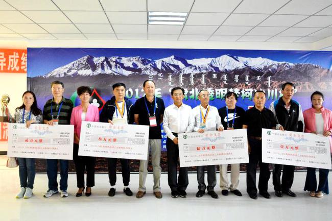 颁奖嘉宾与获奖队代表合影