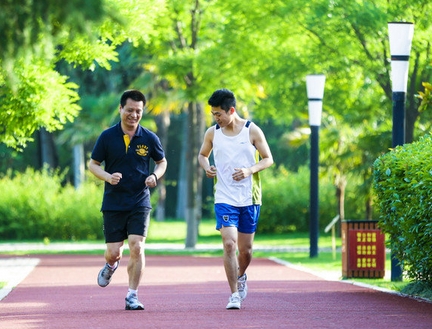 跑步热催生新职业陪跑员 网友质疑:资质谁来认证