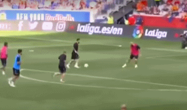 梅西晃倒小马哥