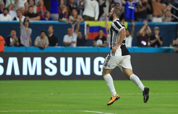 伊瓜因左路拿球与迪巴拉踢墙配合,迪巴拉一脚触球直塞,伊瓜因单刀距门