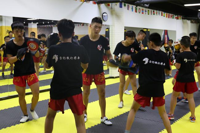 进行赛法斗技术训练的青少组学员
