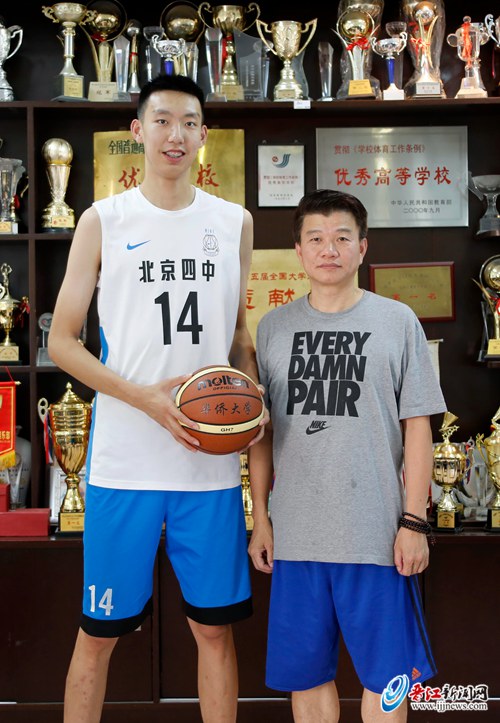 于晓辉 ( 左 )和华大男篮主教练林小霖