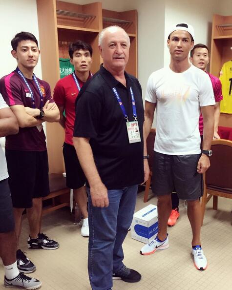 恒大翻译晒c罗来恒大合影这是新来的u23小将图