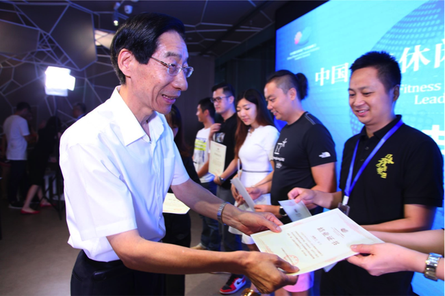 国家体育总局原副局长、现中国奥委会副主席冯建中为第一期参会人员颁发由中央财经大学体育经济管理学院认证的结业证书。