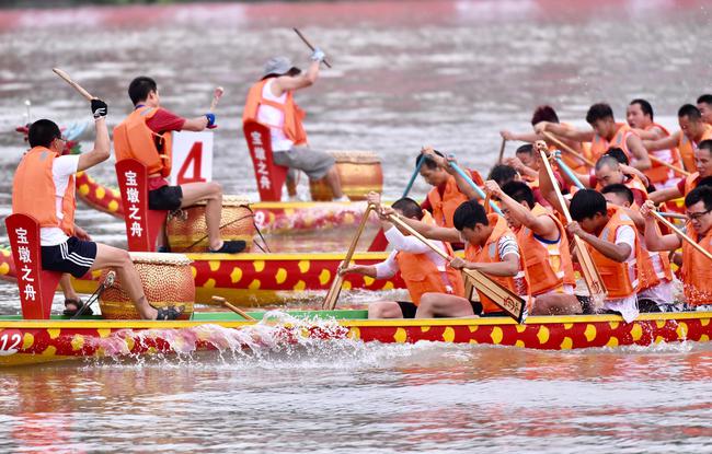 西方赛艇、中国龙舟同场竞技促水上运动发展