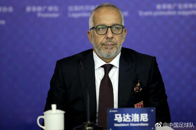 国足召开发布会