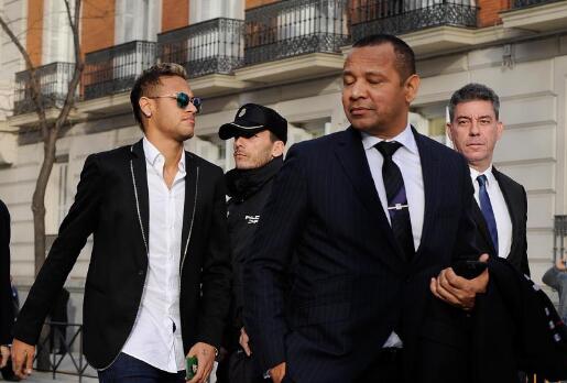 资料图：内马尔与父亲兼经纪人