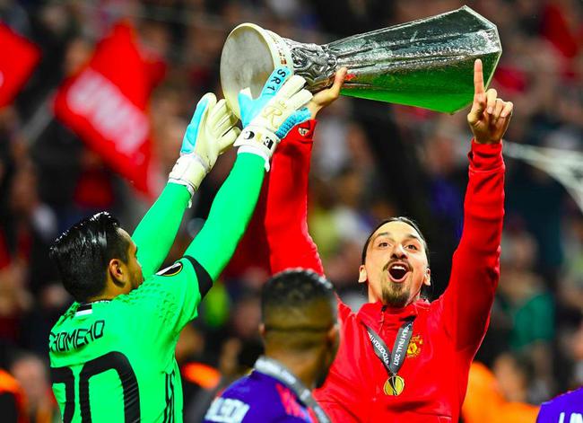 伊布已健步如飞!秀颠球神技 身体又这么壮|gif