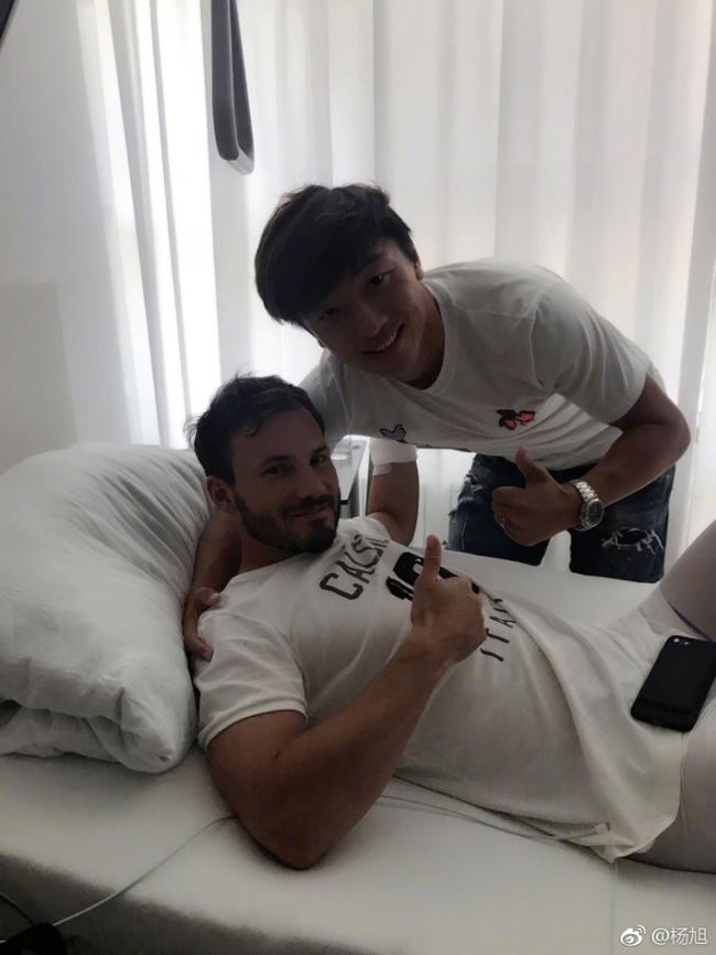 杨旭探望胡斯蒂