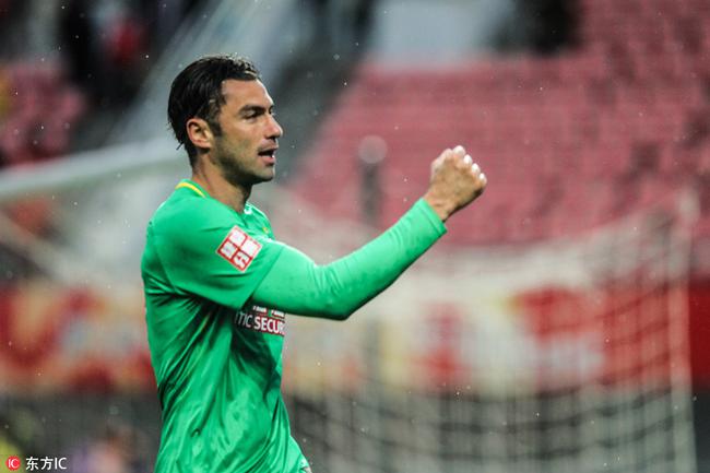 伊尔马兹晒身穿土超队球衣合影国安队友告别图