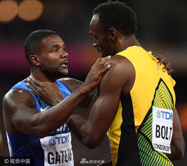 两个人紧紧拥抱