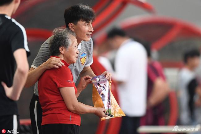 李玮锋赛前和洪奶奶合影