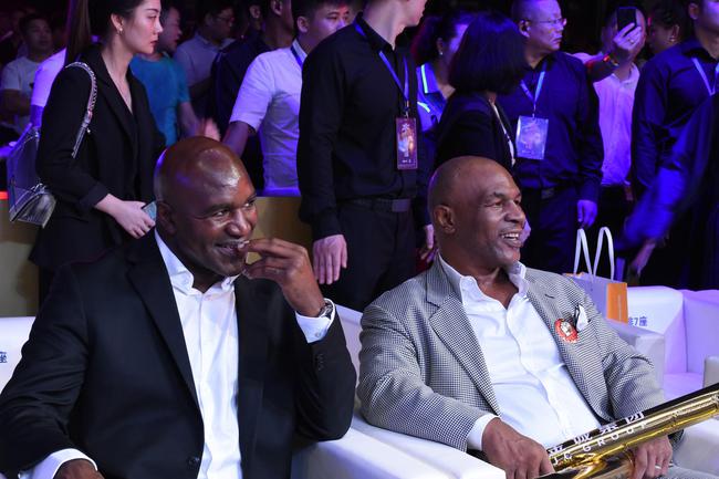 泰森和霍利菲尔德观战