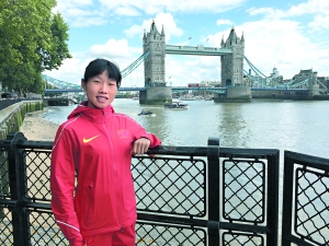 刘庆红在伦敦桥前留影。