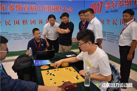 鄂尔多斯市市长龚明珠观战比赛