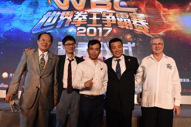 罗荣标（中间）和wbc官员合影