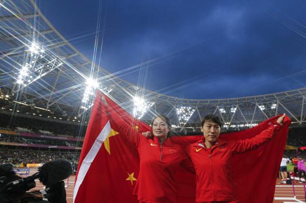 中国选手李玲蔚（左）与吕会会在比赛后庆祝。
